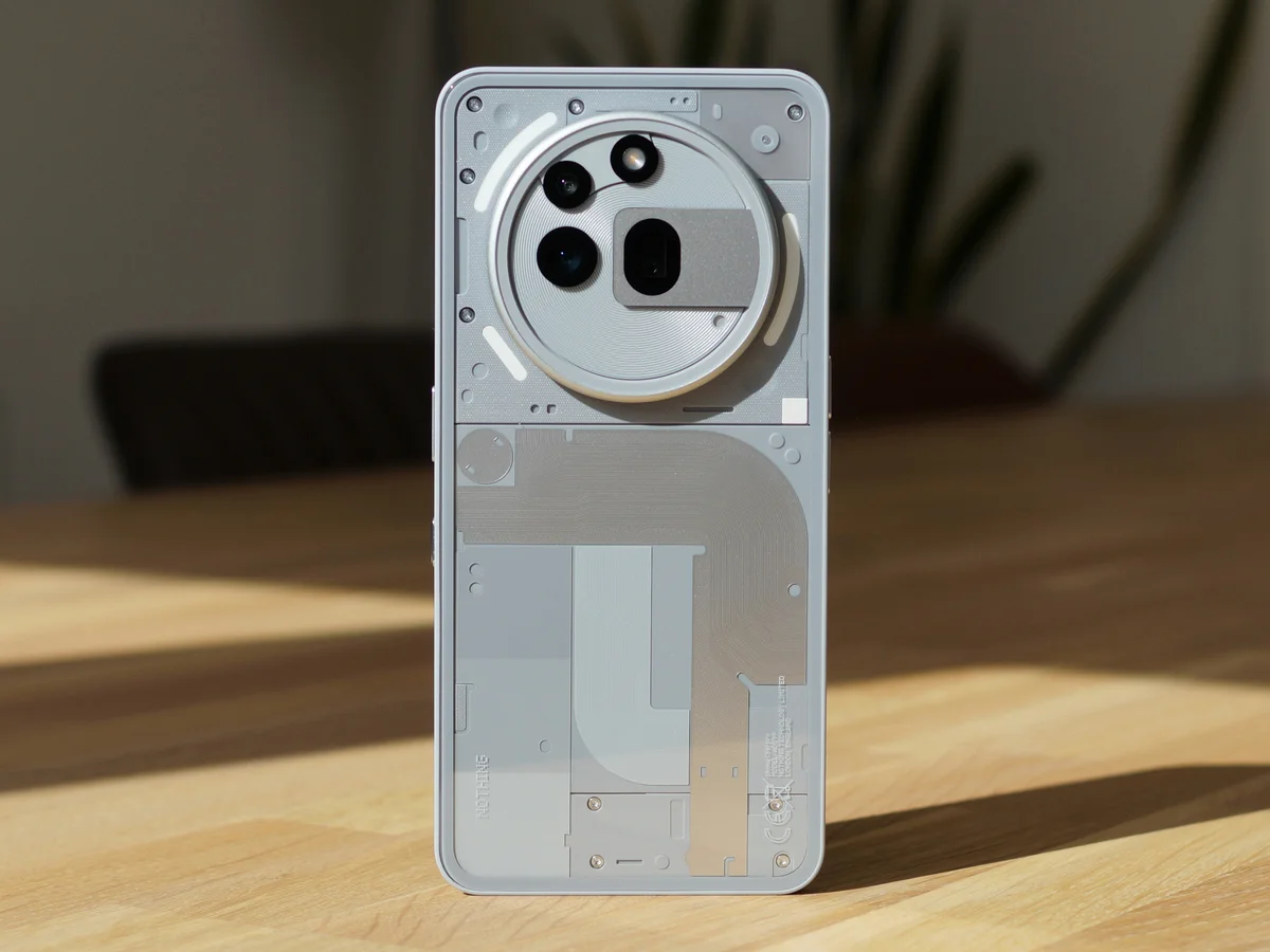 تصاویر گوشی ناسینگ  Nothing Phone (3a) Pro عکس 2